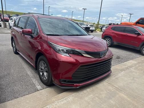 2024 Toyota Sienna LE