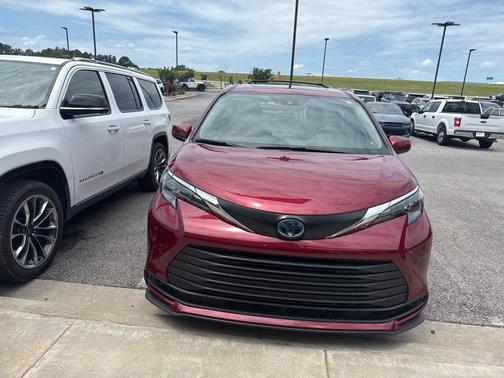 2024 Toyota Sienna LE