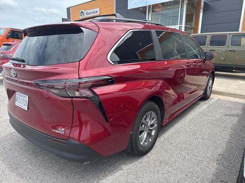 2024 Toyota Sienna LE