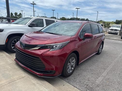 2024 Toyota Sienna LE