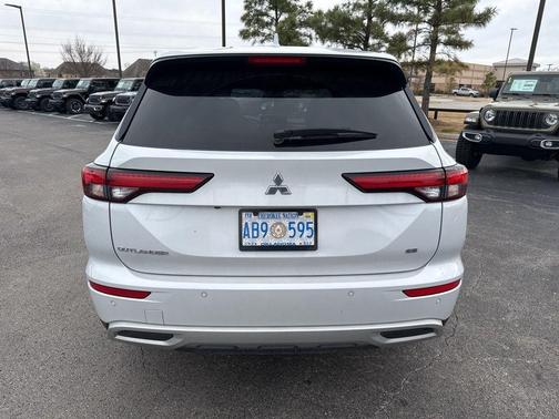 2023 Mitsubishi Outlander SE