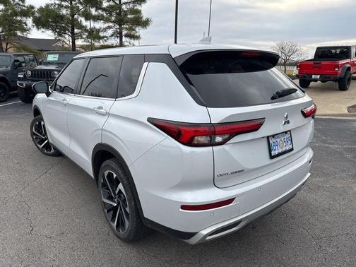 2023 Mitsubishi Outlander SE