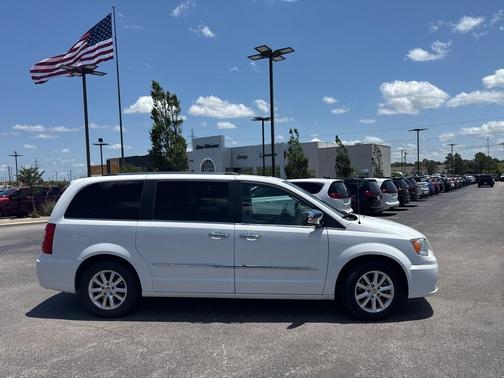 2016 Chrysler Town & Country Limited Platinum