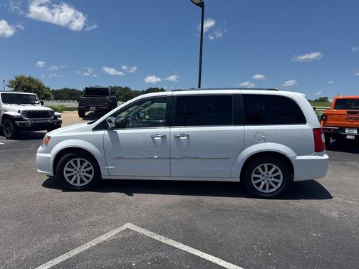 2016 Chrysler Town & Country Limited Platinum