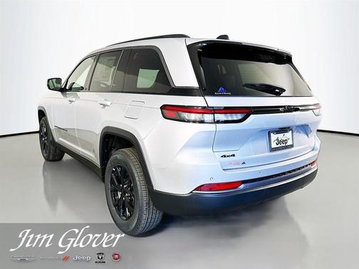 Silver Zynith 2026 Jeep Grand Cherokee Laredo