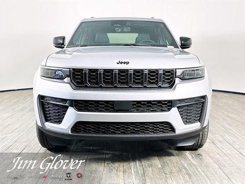 Silver Zynith 2026 Jeep Grand Cherokee Laredo