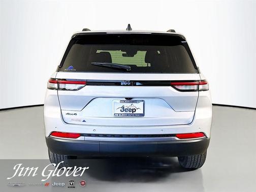 Silver Zynith 2026 Jeep Grand Cherokee Laredo