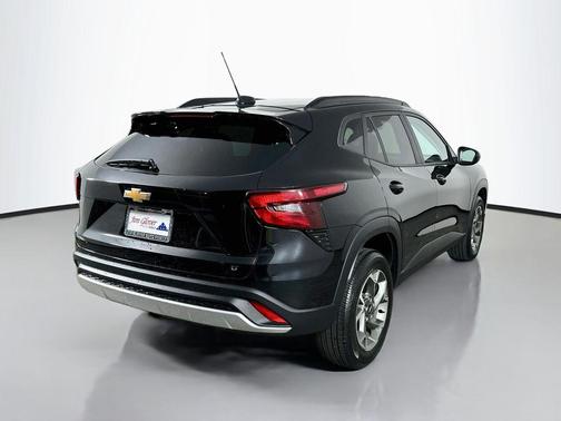 Mosaic Black Metallic 2025 Chevrolet Trax LT