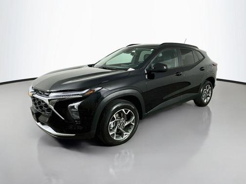 Mosaic Black Metallic 2025 Chevrolet Trax LT