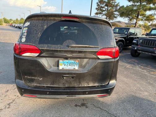Brilliant Black Crystal Pearlcoat 2018 Chrysler Pacifica Touring-L