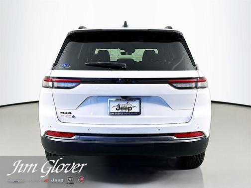 Bright White Clearcoat 2026 Jeep Grand Cherokee Laredo
