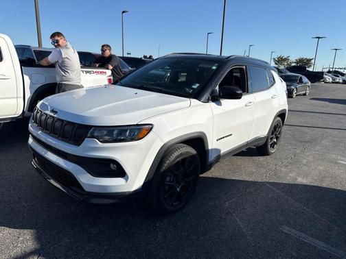 Bright White Clearcoat 2022 Jeep Compass Altitude