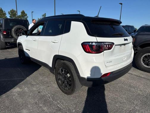 Bright White Clearcoat 2022 Jeep Compass Altitude