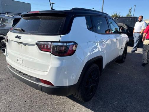 Bright White Clearcoat 2022 Jeep Compass Altitude
