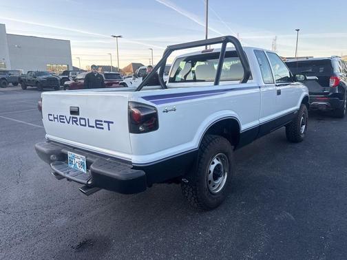 Summit White 2002 Chevrolet S-10 BASE
