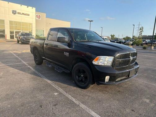 Brilliant Black Crystal Pearlcoat 2019 RAM 1500 Classic Express