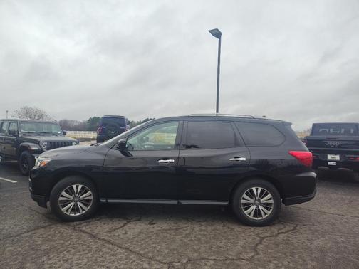 2020 Nissan Pathfinder SV