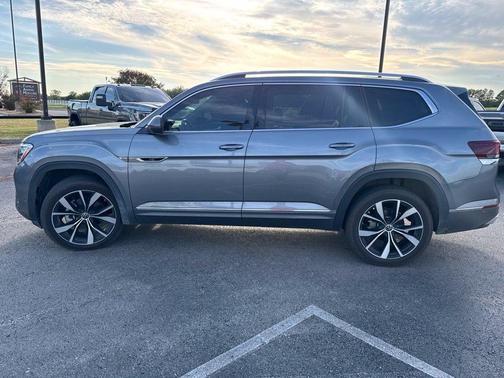 Platinum Gray Metallic 2024 Volkswagen Atlas 2.0T SEL Premium R-Line