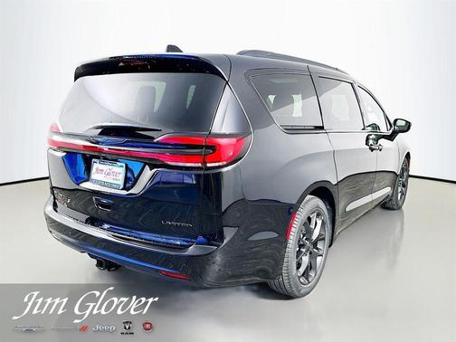Diamond Black 2026 Chrysler Pacifica Limited