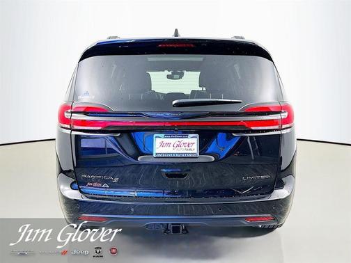 Diamond Black 2026 Chrysler Pacifica Limited