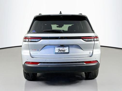Silver Zynith 2026 Jeep Grand Cherokee Limited