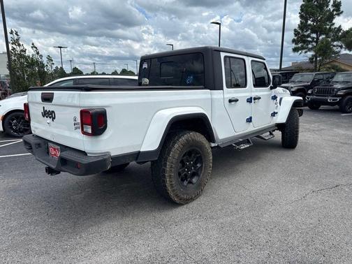 Bright White Clearcoat 2023 Jeep Gladiator Sport