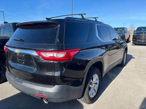 Mosaic Black Metallic 2019 Chevrolet Traverse LT Cloth