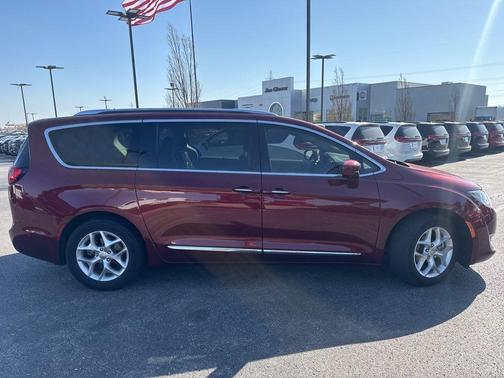 Velvet Red Pearlcoat 2020 Chrysler Pacifica Touring-L