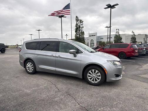 Billet Silver Metallic Clearcoat 2019 Chrysler Pacifica Touring-L