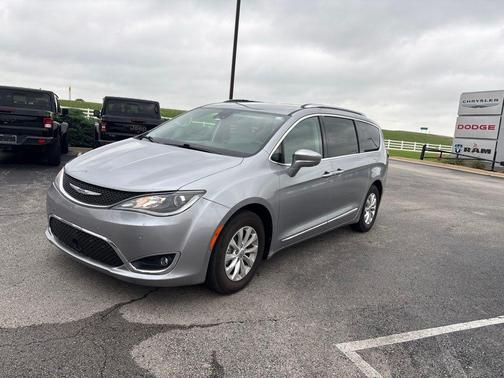 Billet Silver Metallic Clearcoat 2019 Chrysler Pacifica Touring-L