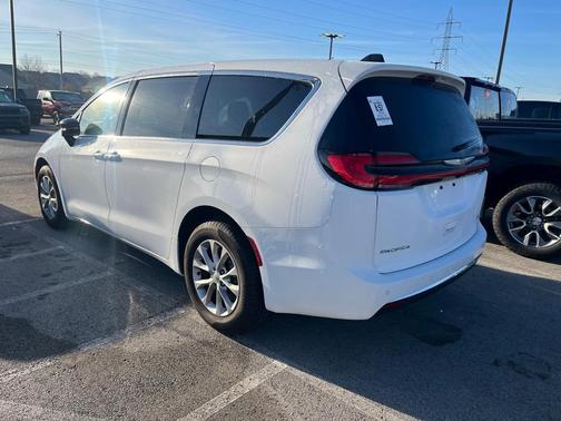 2024 Chrysler Pacifica Touring-L