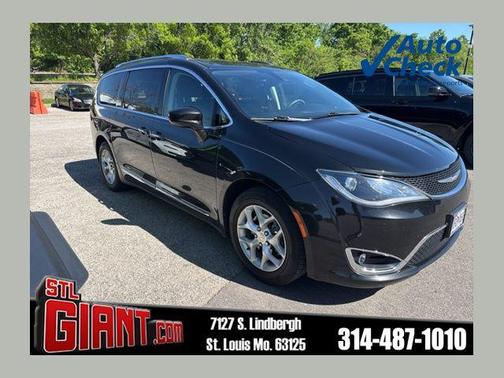 Brilliant Black Crystal Pearlcoat 2017 Chrysler Pacifica Touring-L
