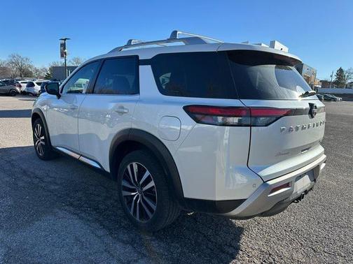 2023 Nissan Pathfinder Platinum 4WD