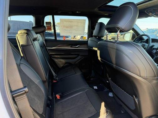 2026 Jeep Grand Cherokee Altitude