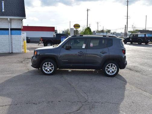 Graphite Gray 2022 Jeep Renegade Latitude