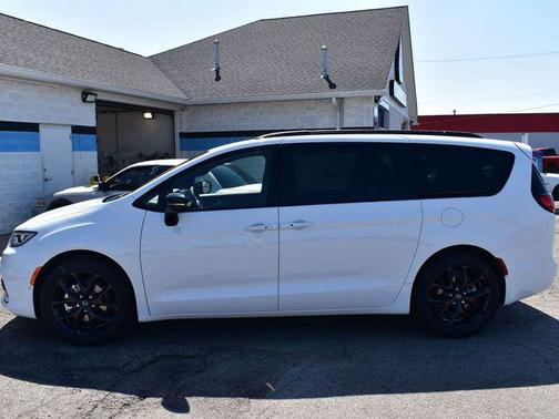 Bright White Clearcoat 2026 Chrysler Pacifica L