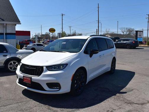 Bright White Clearcoat 2026 Chrysler Pacifica L