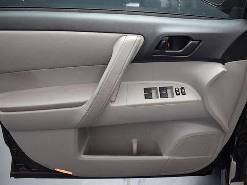 2012 Toyota Highlander SE