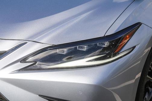 2024 Lexus ES 300h F SPORT Handling