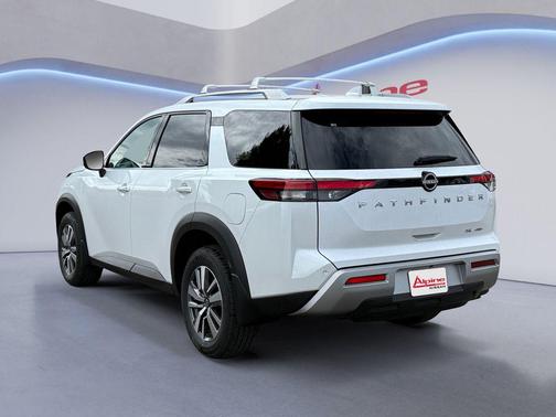 2025 Nissan Pathfinder SL 4WD