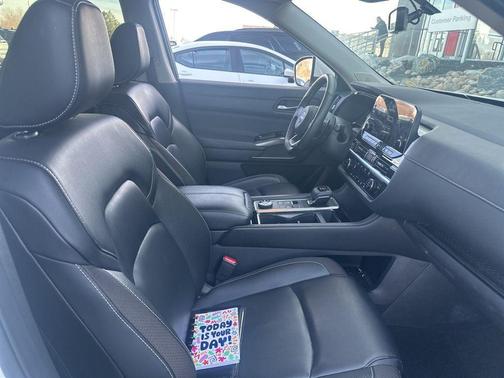 2023 Nissan Pathfinder SL 4WD