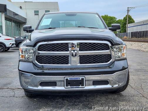 Brilliant Black Crystal Pearlcoat 2019 RAM 1500 Classic SLT