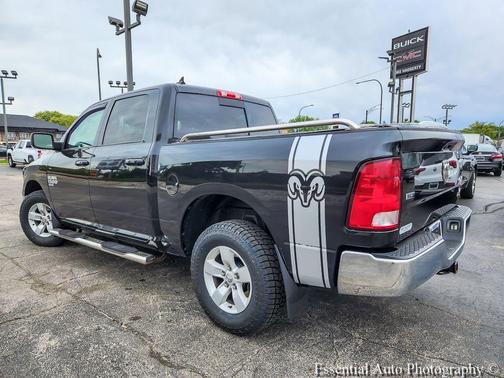 Brilliant Black Crystal Pearlcoat 2019 RAM 1500 Classic SLT