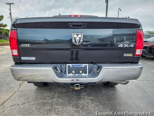 Brilliant Black Crystal Pearlcoat 2019 RAM 1500 Classic SLT
