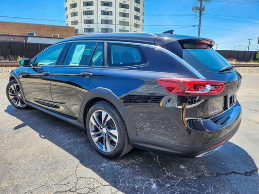 Ebony Twilight Metallic 2018 Buick Regal TourX Essence