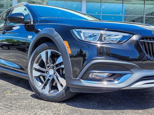 Ebony Twilight Metallic 2018 Buick Regal TourX Essence
