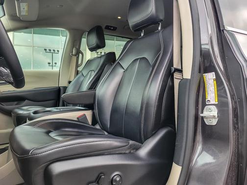 2023 Chrysler Pacifica Touring-L