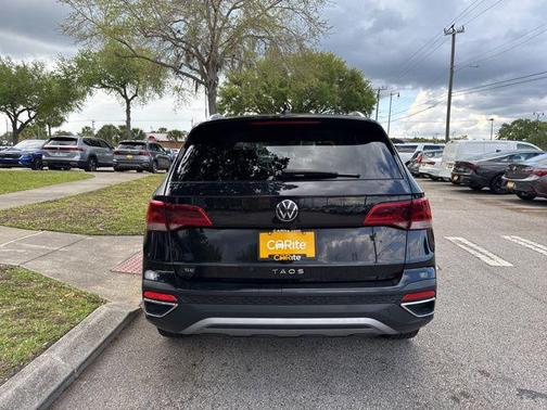 Deep Black Pearl 2024 Volkswagen Taos 1.5T SE