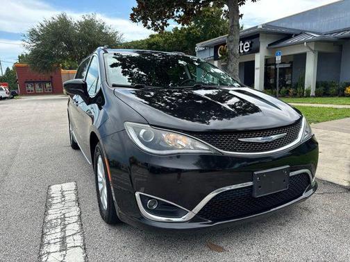 Brilliant Black Crystal Pearlcoat 2019 Chrysler Pacifica Touring L
