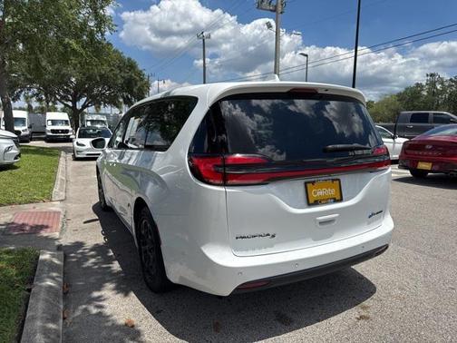 2022 Chrysler Pacifica Hybrid Touring L